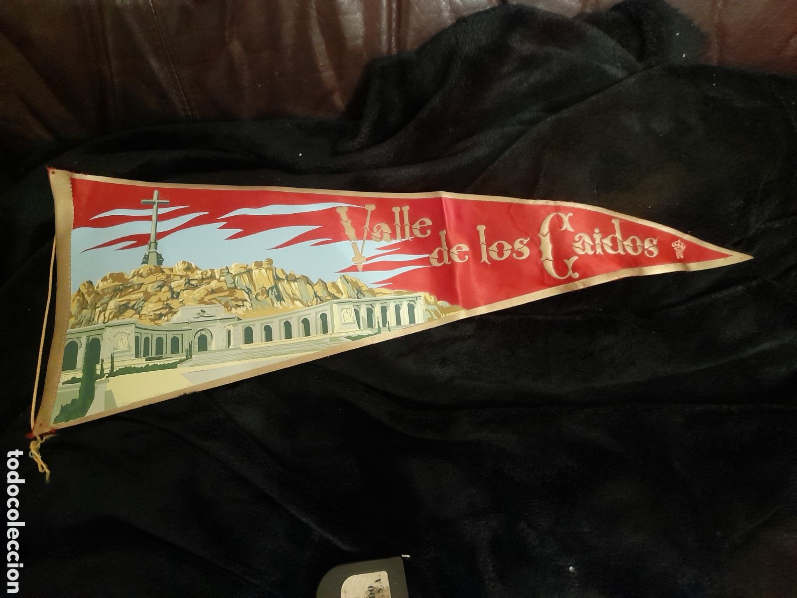 Bandierine di collezione: Antiguo banderin, Valle de los Ca&iacute;dos, 49 cm de altura, Exclusivas de Patrimonio Nacional