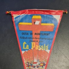 Banderines de colección: BANDERÍN TELA OLESA DE MONTSERRAT VILLA DE INTERÉS TURÍSTICO NACIONAL FAMOSA POR LA PASSIÓ - 26 CM.