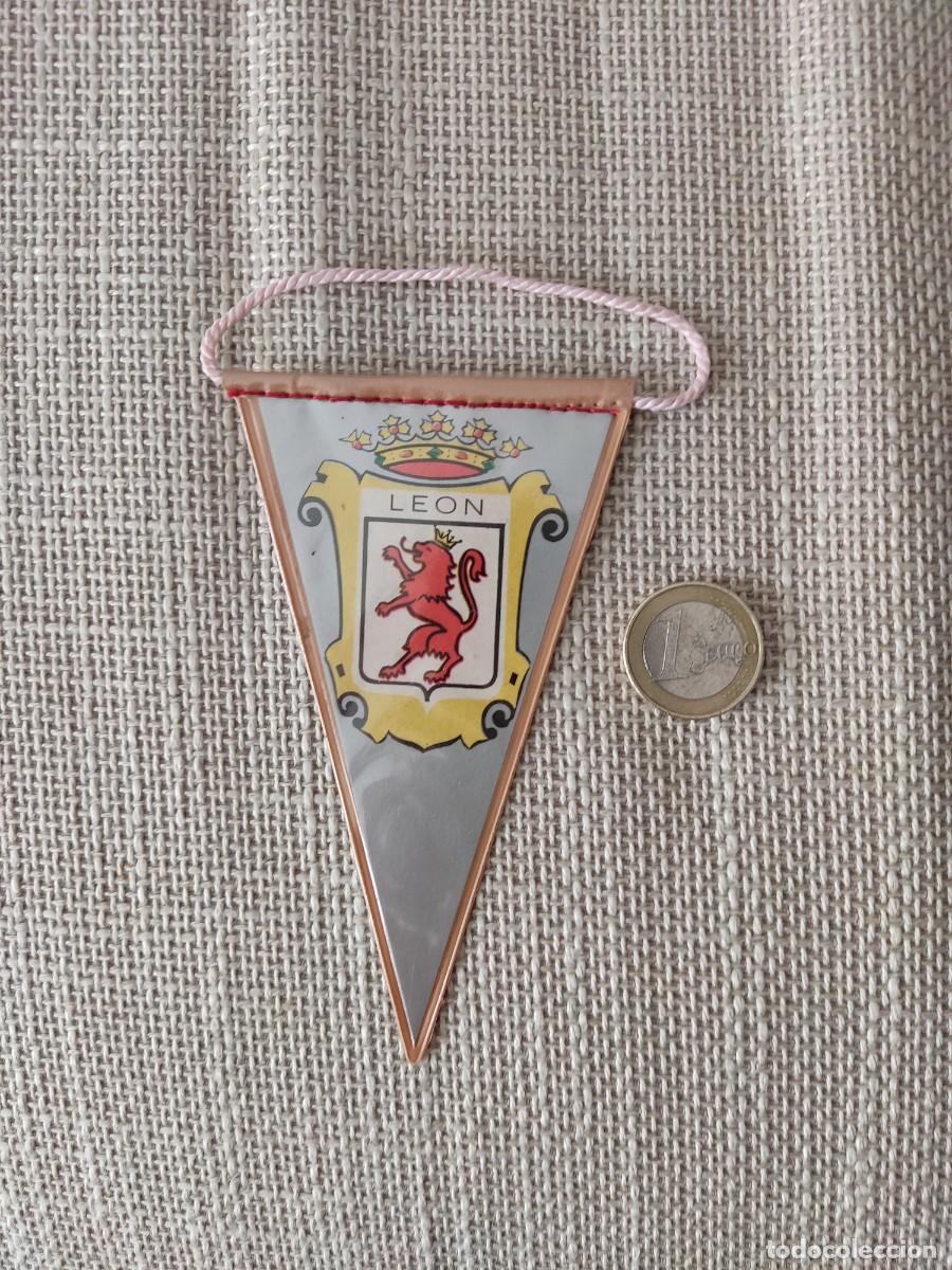 Banderines de colecci&oacute;n: ANTIGUO BANDERIN MINI DE LEON - Foto 1