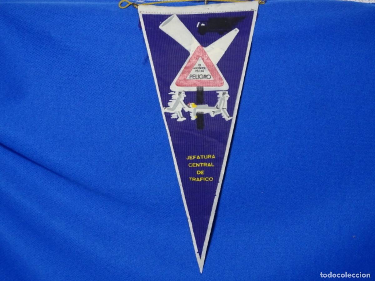 Fanions de collection: BANDER&Iacute;N JEFATURA TR&Aacute;FICO. EL ALCOHOL ES UN PELIGRO.