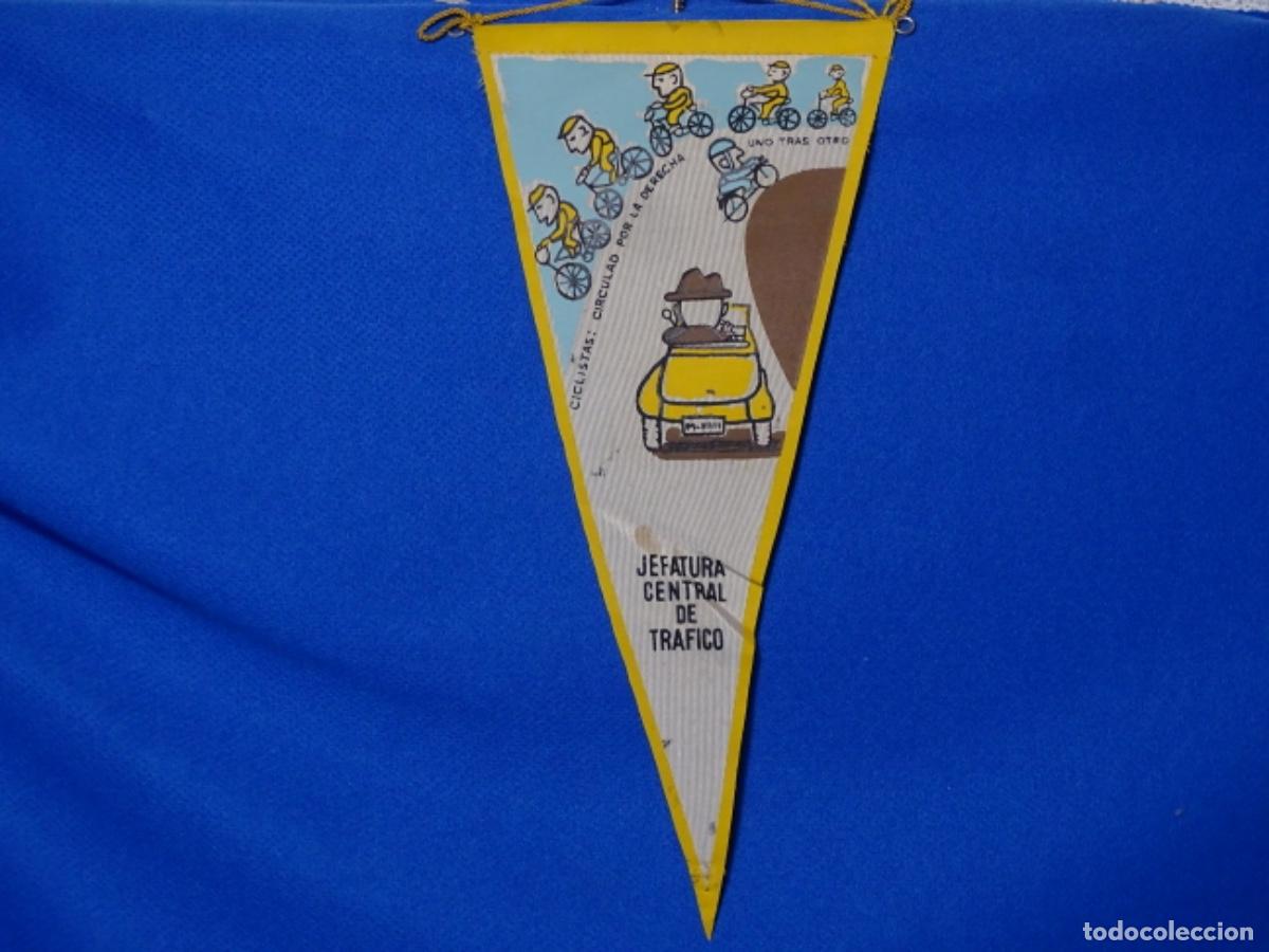 Fanions de collection: BANDER&Iacute;N JEFATURA TR&Aacute;FICO. CICLISTAS CIRCULAD POR LA DERECHA.