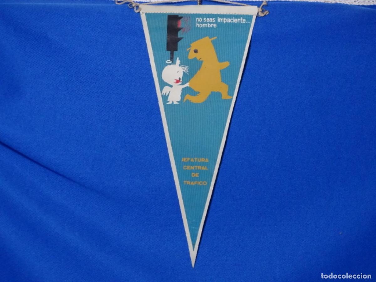 Fanions de collection: BANDER&Iacute;N JEFATURA TR&Aacute;FICO. NO SEAS IMPACIENTE&hellip;HOMBRE.