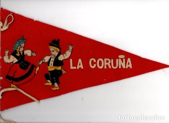 Fanions de collection: V48379: Banderin de fieltro La Coru&ntilde;a y figuras traje regional
