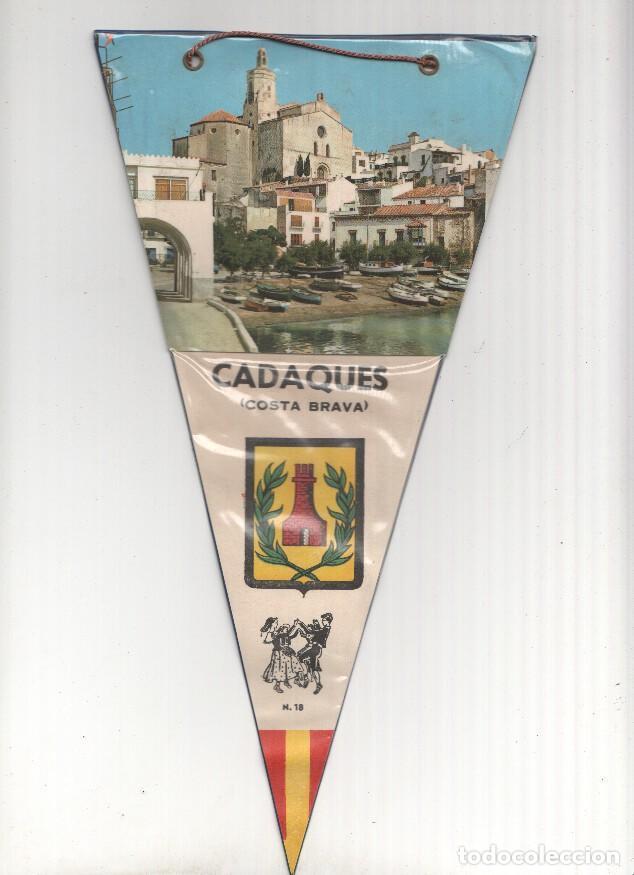 Bandierine di collezione: BANDERIN: CADAQUES - Foto de la playa y la Iglesia de Santa Maria de Cadaques - VARIOS