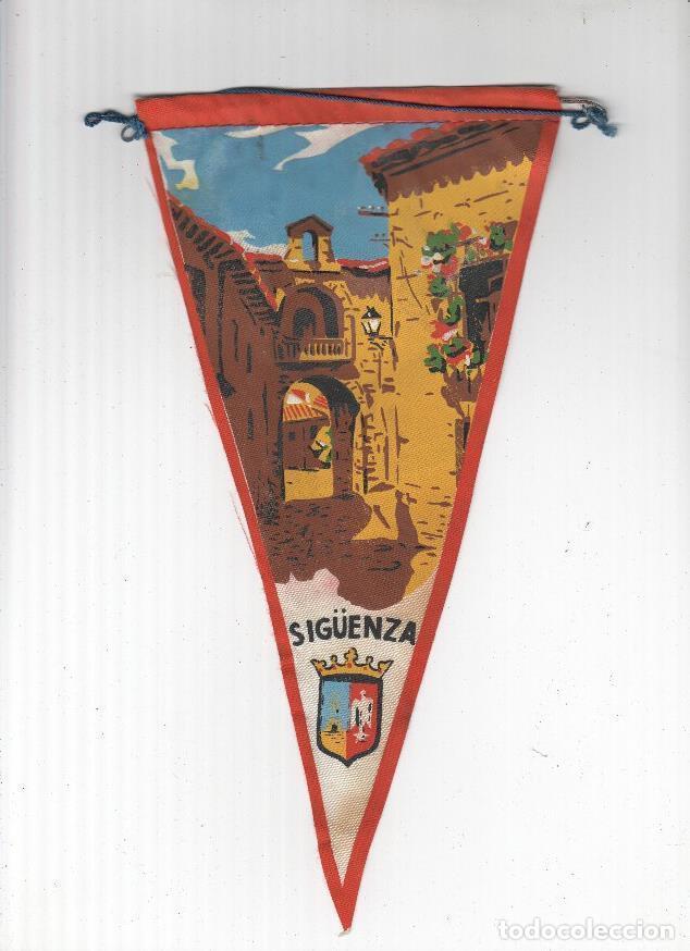 Sammlung von Wimpeln: BANDERIN: SIG&Uuml;ENZA, Castilla La Mancha - Escudo y Arco del Portal Mayor - VARIOS