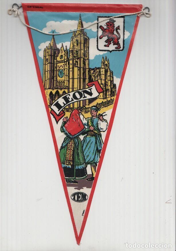 Sammlung von Wimpeln: BANDERIN: TEM JAEN - Ilustracion de la CATEDRAL DE LEON, Trajes tipicos y escudo de la localidad - J