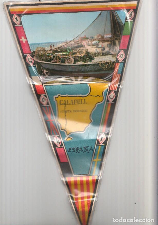 Fanions de collection: BANDERIN: CALAFELL - Imagen de barca con aparejos de pesca en playa de Calafell, Incluye mapa en tra