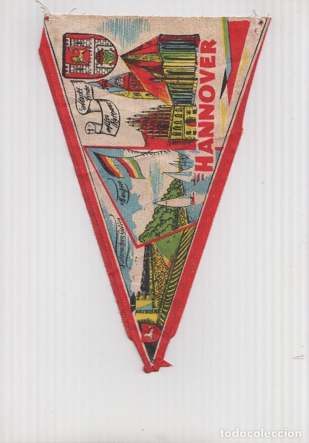 Fanions de collection: BANDERIN: HANNOVER, Alemania - Ilustracion la Catedral y el Estadio de Futbol, con escudo de la loca