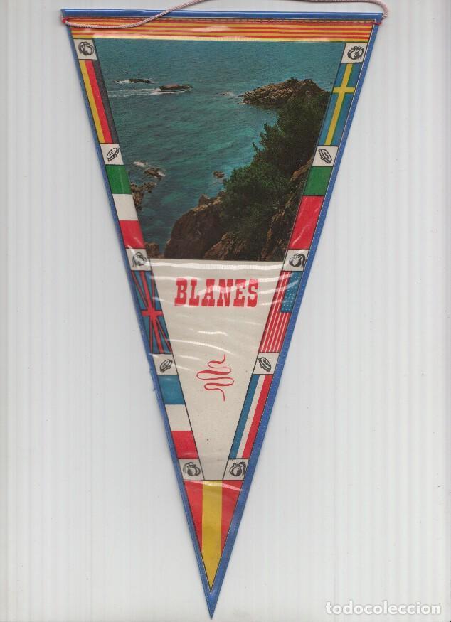 Fanions de collection: Banderin: BLANES, Girona - Imagen de la costa de Blanes con barca pasando - VARIOS