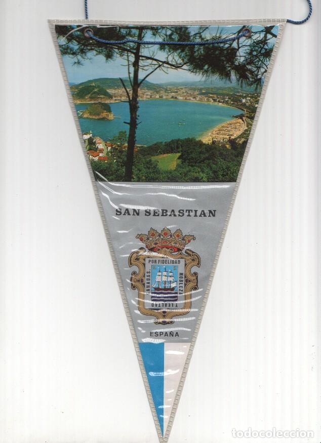 Fanions de collection: BANDERIN: SAN SEBASTIAN - Foto aerea de la Playa de La Concha de San Sebastian y Escudo - Varios