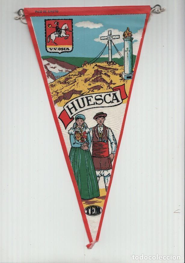 Fanions de collection: BANDERIN: TEM HUESCA - Ilustracion del PICO DEL ANETO, Trajes tipicos y escudo de la localidad - JOA