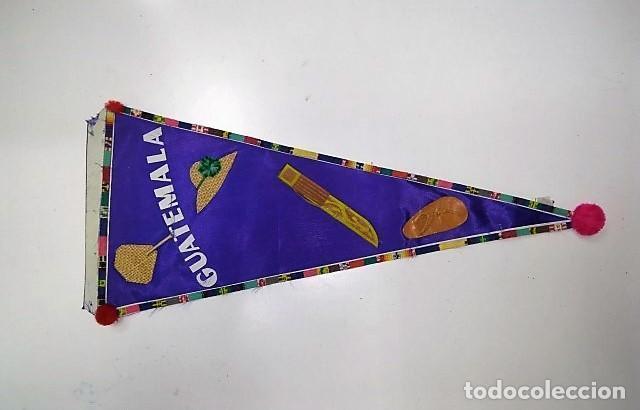 Fanions de collection: BANDERIN: GUATEMALA - Diferentes articulos tipicos recortados y pegados sobre el banderin - VARIOS