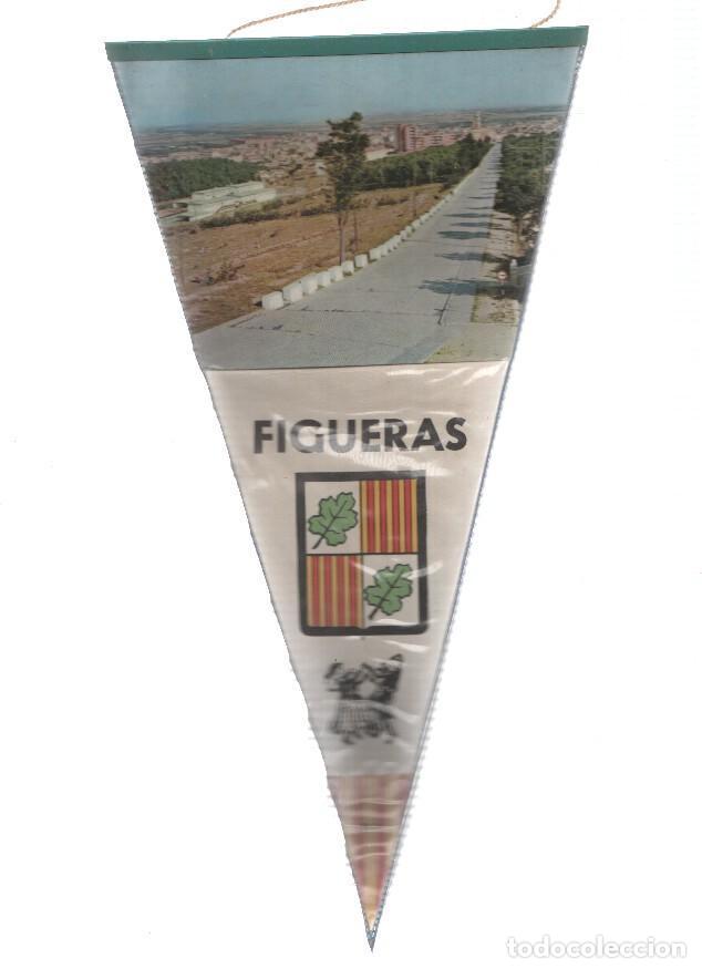 Fanions de collection: BANDERIN: FIGUERAS (Girona) - Vista de carretera de entrada a la localidad con pueblo al fondo - VAR