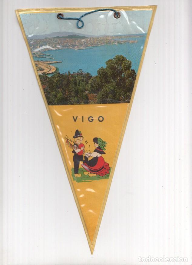 Sammlung von Wimpeln: BANDERIN: VIGO - Imagen aerea de la localidad y gaitero con traje tipico - Varios