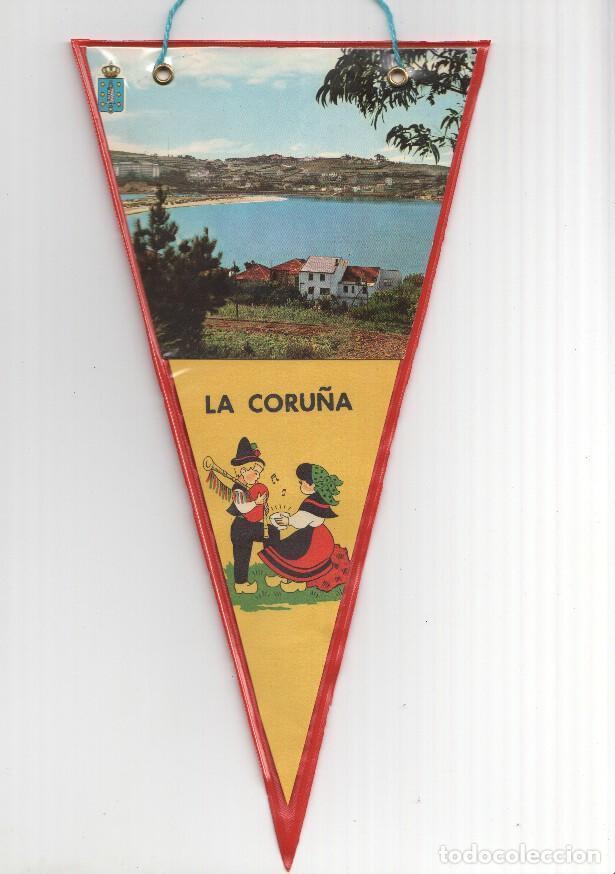 Sammlung von Wimpeln: BANDERIN: LA CORU&Ntilde;A: Vista de la costa y dibujo de Gaitero y mujer con traje regional gallego - Vari