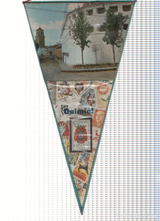 Fanions de collection: Banderin: DAIMIEL, Ciudad Real - Vista de Calle tipica de la localidad de Daimiel con Iglesia al fon