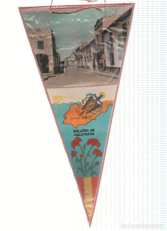 Sammlung von Wimpeln: Banderin: BOLA&Ntilde;OS DE CALATRAVA, Ciudad Real - Imagen de calle tipica de la localidad y claveles - Va