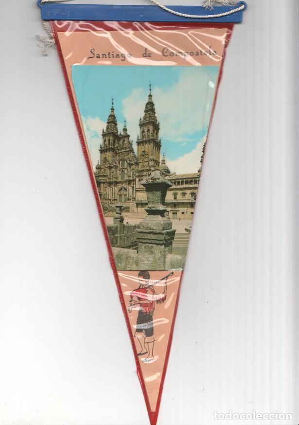 Fanions de collection: BANDERIN: SANTIAGO DE COMPOSTELA - Vista frontal de la Catedral y dibujo de gaitero - Varios