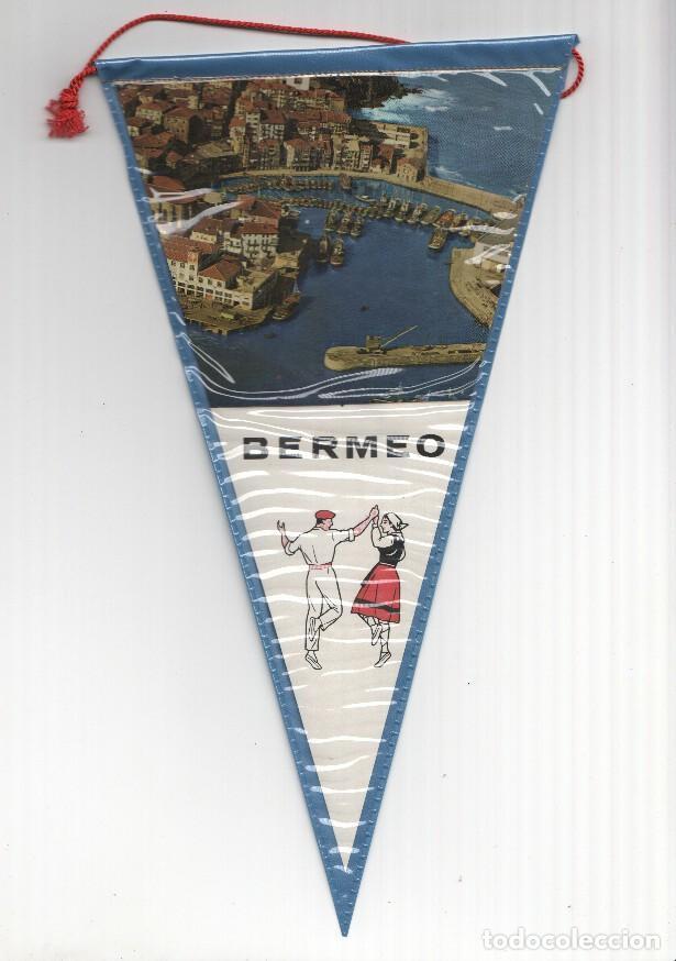 Fanions de collection: BANDERIN: BERMEO, Vizcaya - Vista Aerea del Puerto y dibujo de Aurresku - Varios