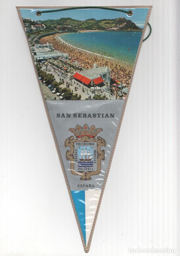 Fanions de collection: BANDERIN: SAN SEBASTIAN - Vista veraniega de la Playa de la Concha y escudo - Varios