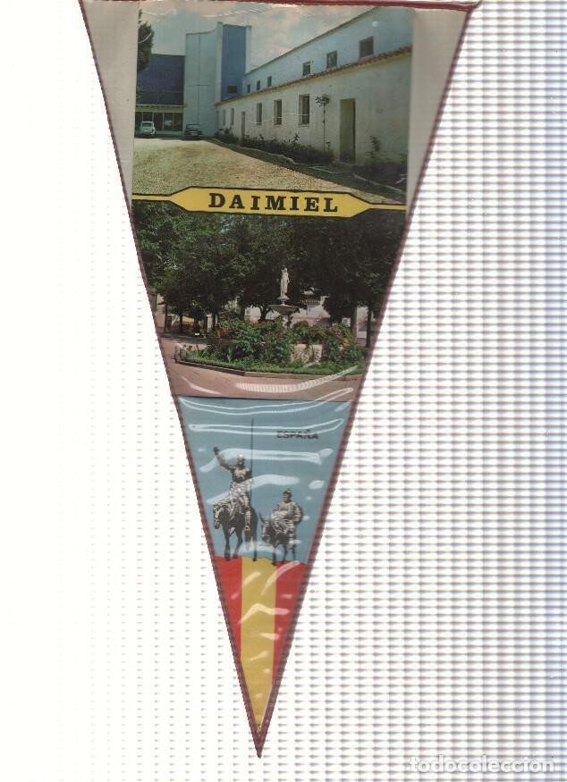Fanions de collection: Banderin: DAIMIEL, Ciudad Real - Imagen de la fuente LA MANOLA de Daimiel y instituto Jose Luis de l