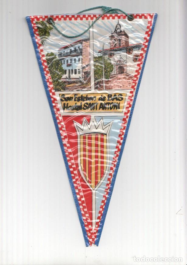Fanions de collection: BANDERIN: SAN ESTEBAN DE BAS / Sant Esteve d,en Bas - Ilustracion del Hostal Sant Antoni e Iglesia d
