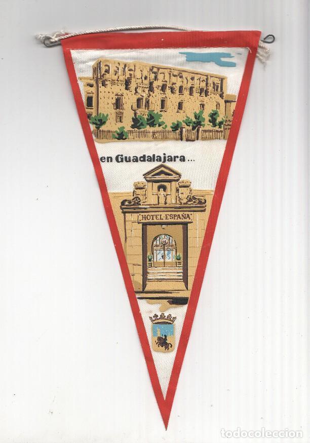 Fanions de collection: BANDERIN: GUADALAJARA, Castilla-La Mancha - Vista del Palacio Infantado de Guadalajara y el Hotel Es