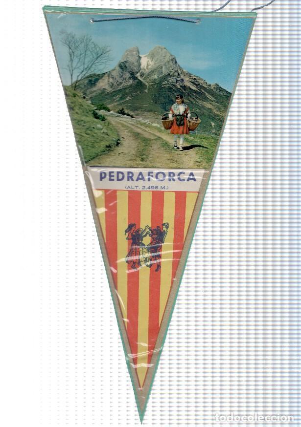 Fanions de collection: BANDERIN: PEDRAFORCA - Vista de la monta&ntilde;a del Pedraforca con ni&ntilde;a paseando con traje tipico - VARIO