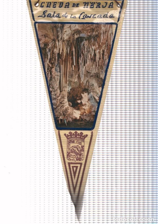 Fanions de collection: BANDERIN: NERJA, Malaga - Imagen de la Sala de la Cascada de las Cuevas de Nerja y escudo - VARIOS