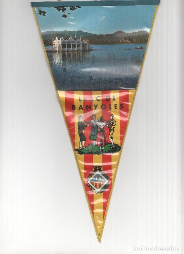 Fanions de collection: BANDERIN: BANYOLES - Foto del Lago de Banyoles, Escudo y Penya Sardanista. - Varios