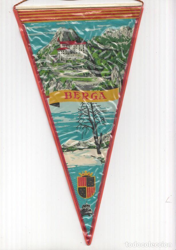 Fanions de collection: BANDERIN: BERGA, Barcelona - Ilustracion del Monestir de Queralt y escudo de la localidad - VARIOS