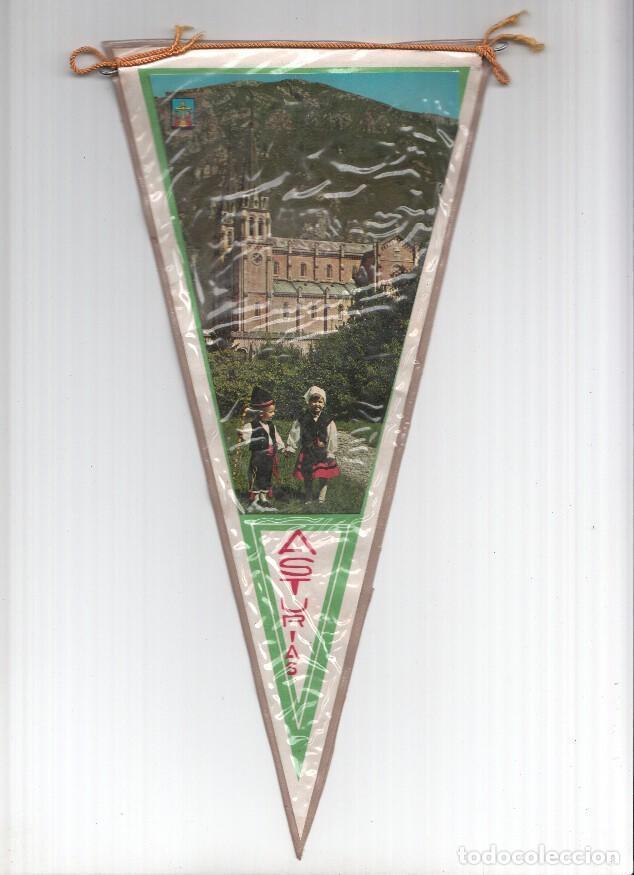 Fanions de collection: BANDERIN: ASTURIAS - Imagen de la Iglesia de Covadonga y ni&ntilde;os con trajes tipicos - Varios
