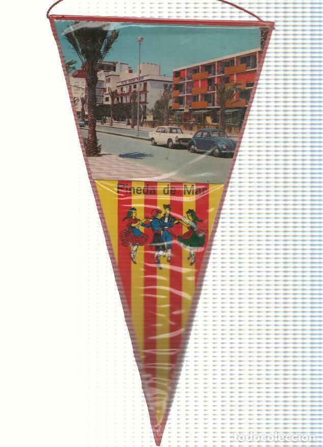 Fanions de collection: Banderin: PINEDA DE MAR, Barcelona - Imagen de calle tipica de la localidad y aplec de sardanes - Va