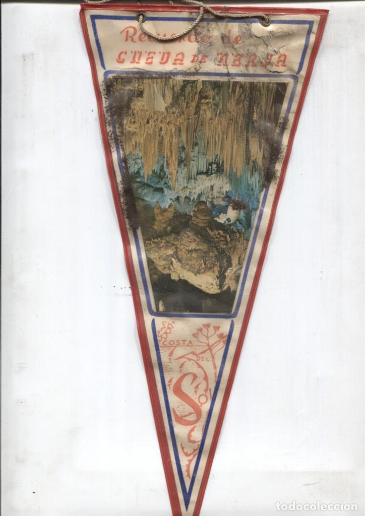 Fanions de collection: BANDERIN: Recuerdo de la cueva de Nerja en almeria -