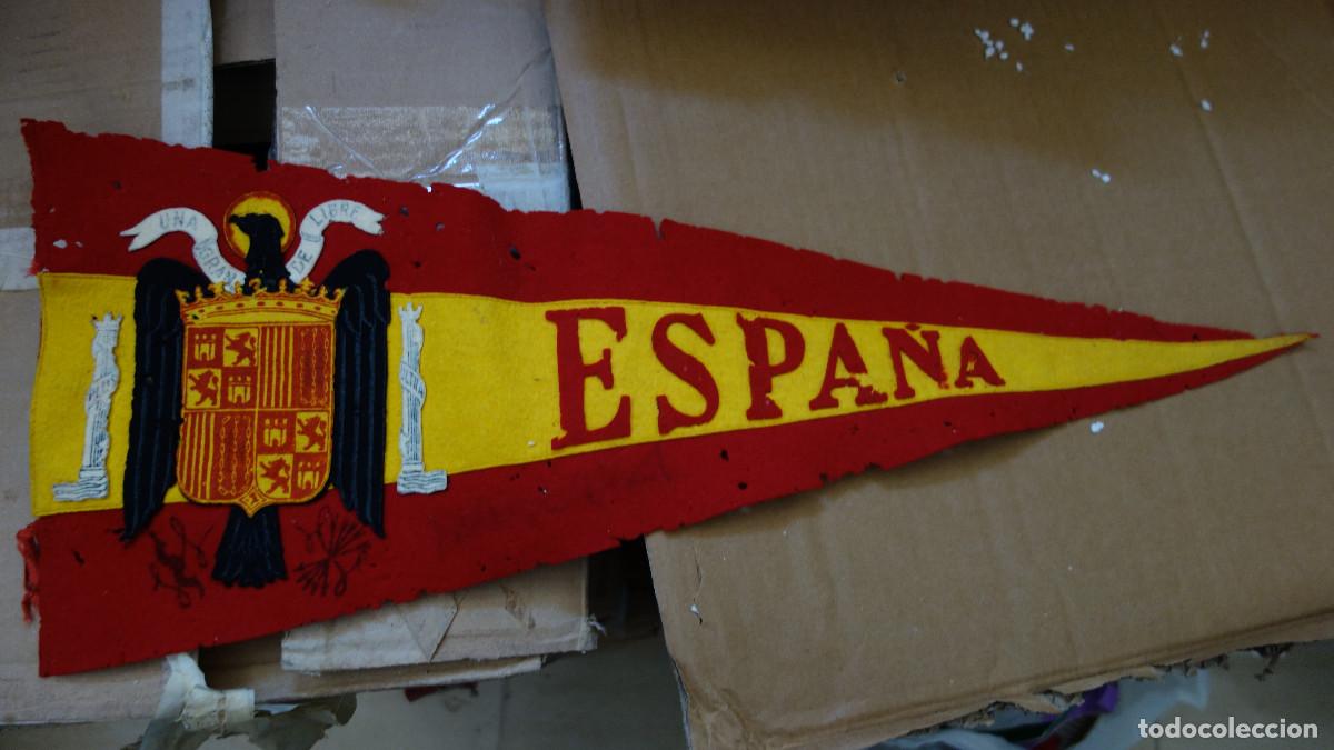 Fanions de collection: BANDERIN DE FIELTRO CON EL AGUILA DE FRANCO Y ESCUDO DE LA FALANGE UNA GRANDE LIBRE