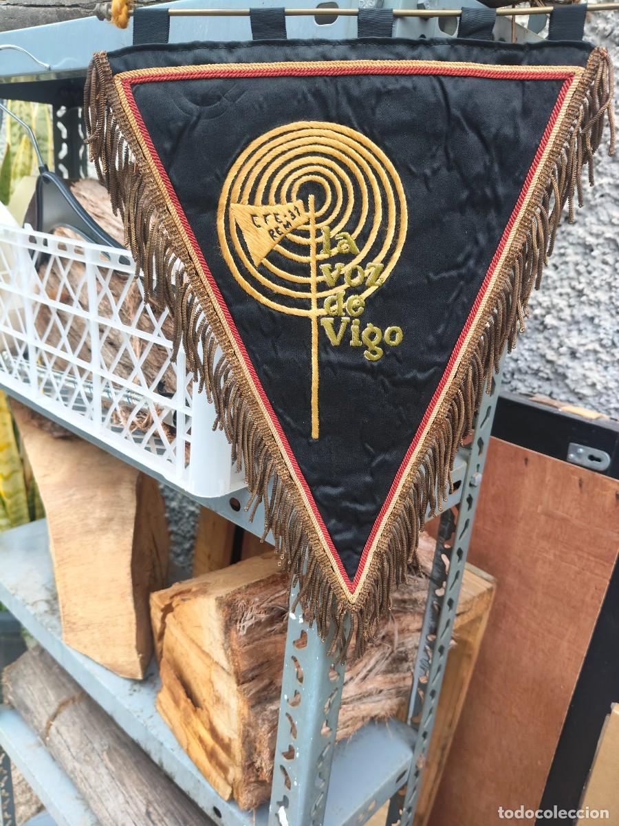 Banderines de colecci&oacute;n: 2 banderines antiguos la voz de Vigo