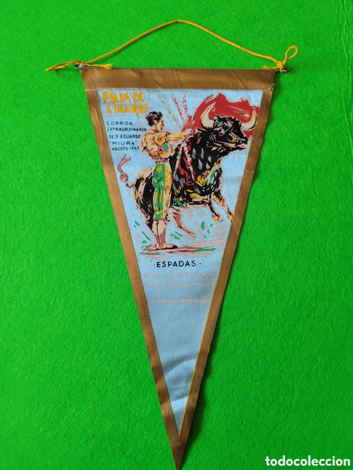 Bandierine di collezione: ANTIGUO BANDERIN CONMEMORATIVO DE LA CORRIDA EN LINARES EN 1947 EN LA QUE MURIO MANOLETE
