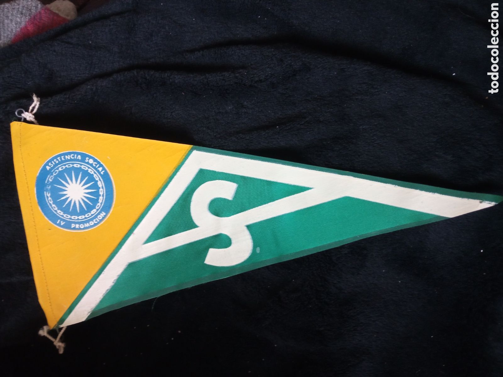 Banderines de colecci&oacute;n: Antiguo banderin, Asistencia Social IV Promoci&oacute;n, mide 30 cm de altura