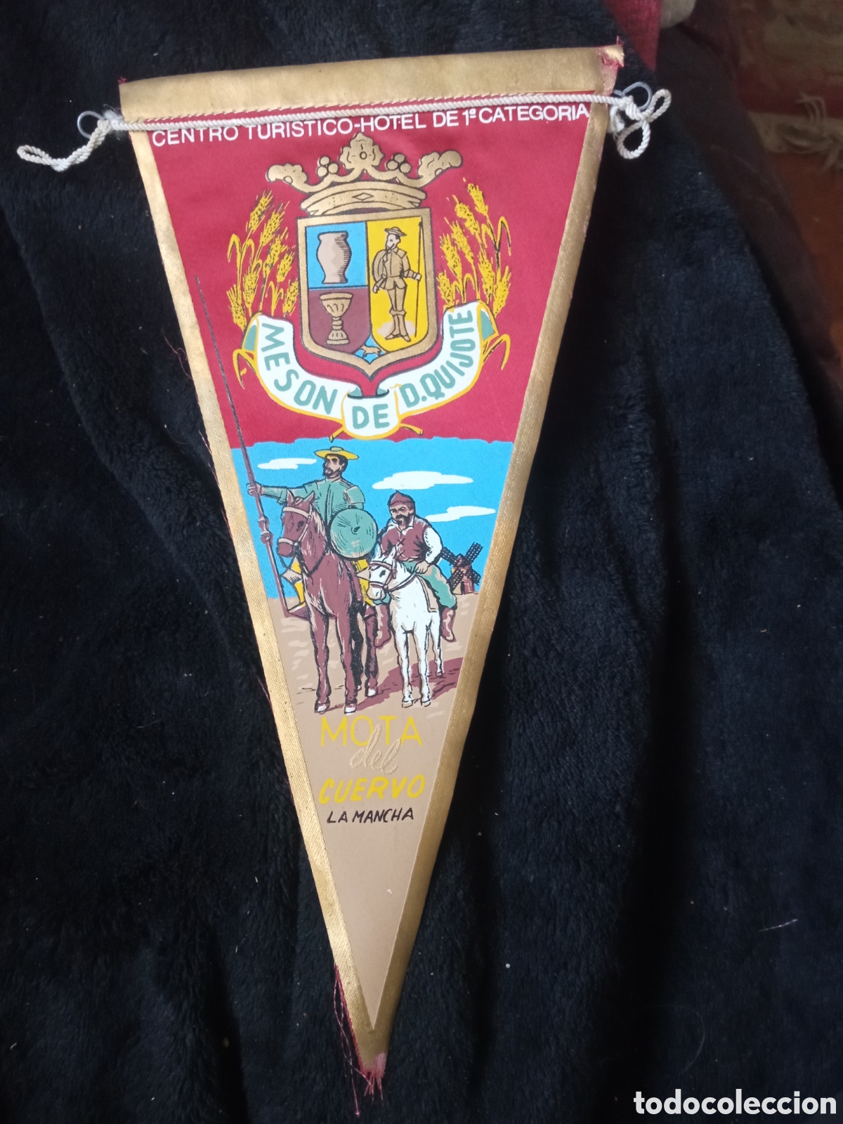 Banderines de colecci&oacute;n: Antiguo banderin, Mes&oacute;n de Don Quijote, Mota del Cuervo, mide 25 cm de altura