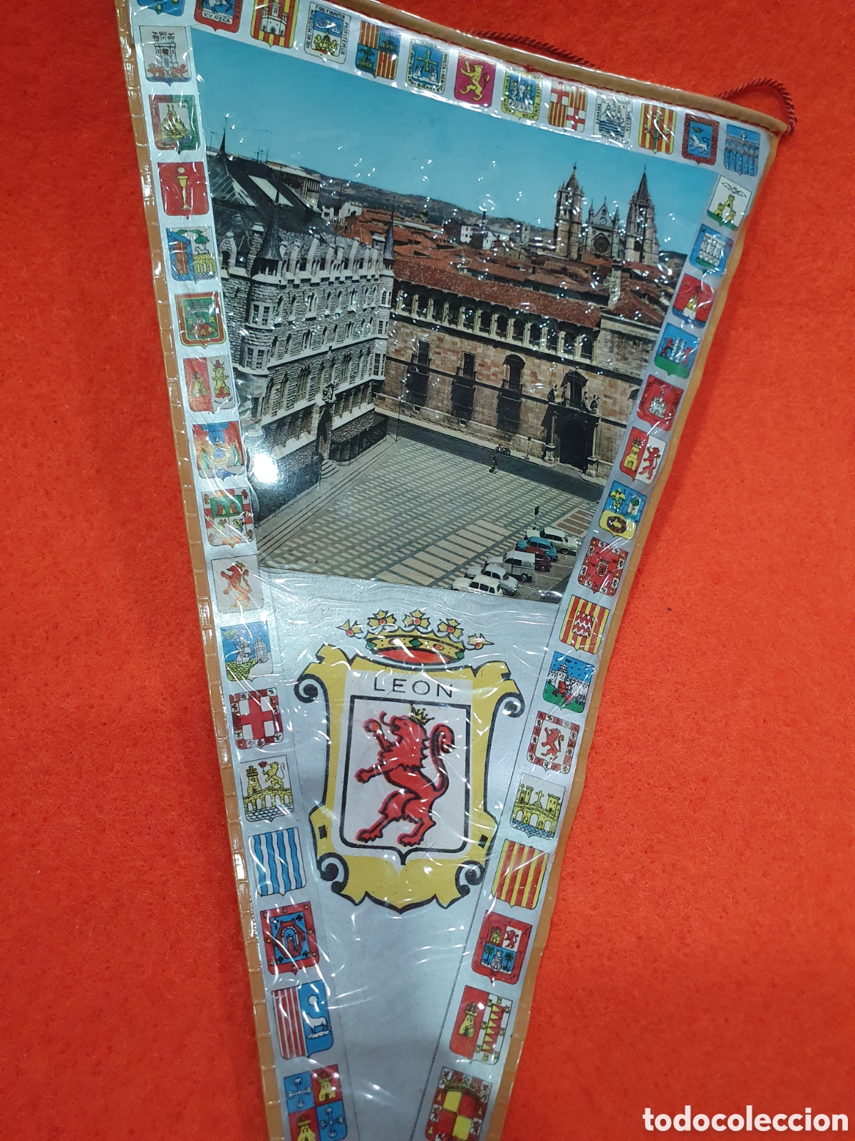 Banderines de colecci&oacute;n: Banderin Le&oacute;n. (L64) - Foto 3