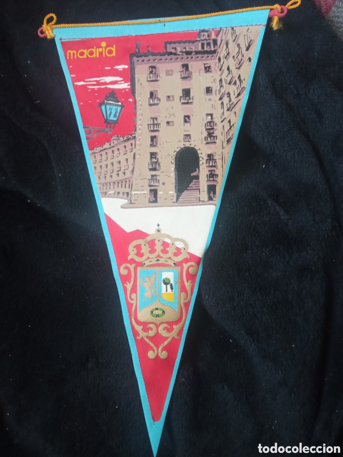 Banderines de colecci&oacute;n: Antiguo banderin, Madrid, mide 25,5 cm de altura
