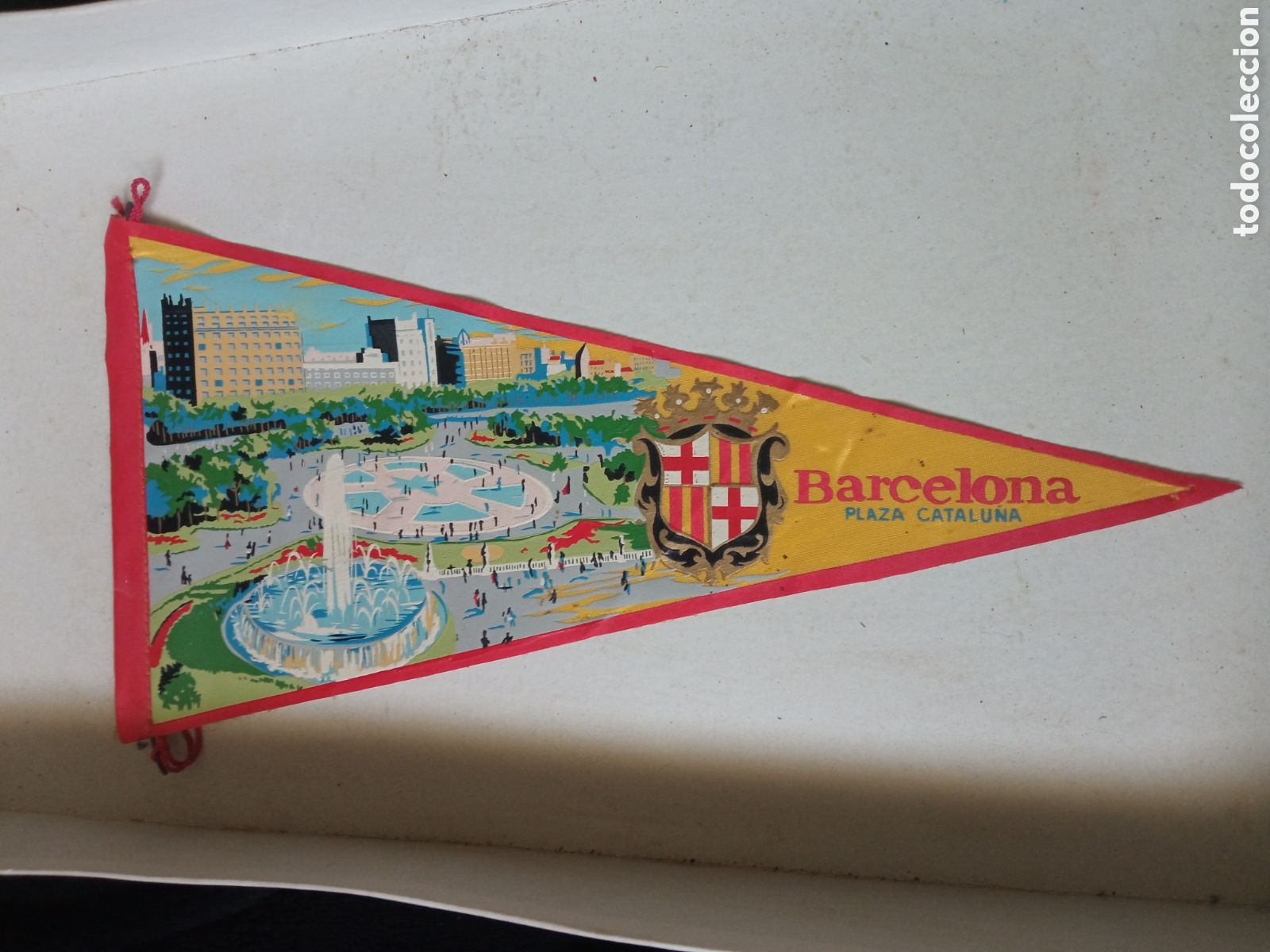 Banderines de colecci&oacute;n: Antiguo banderin, Barcelona, Plaza de Catalu&ntilde;a de 28 cm de altura