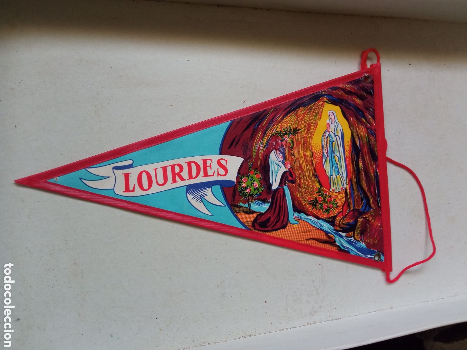 Bandierine di collezione: Antiguo banderin a Doble cara de Lourdes, 23 cm de altura
