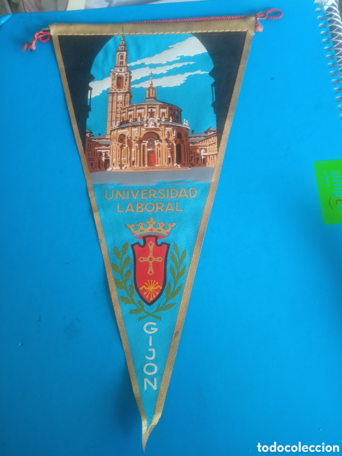 Banderines de colecci&oacute;n: Antiguo banderin, Universidad Laboral de Jijon, mide 26 cm de altura