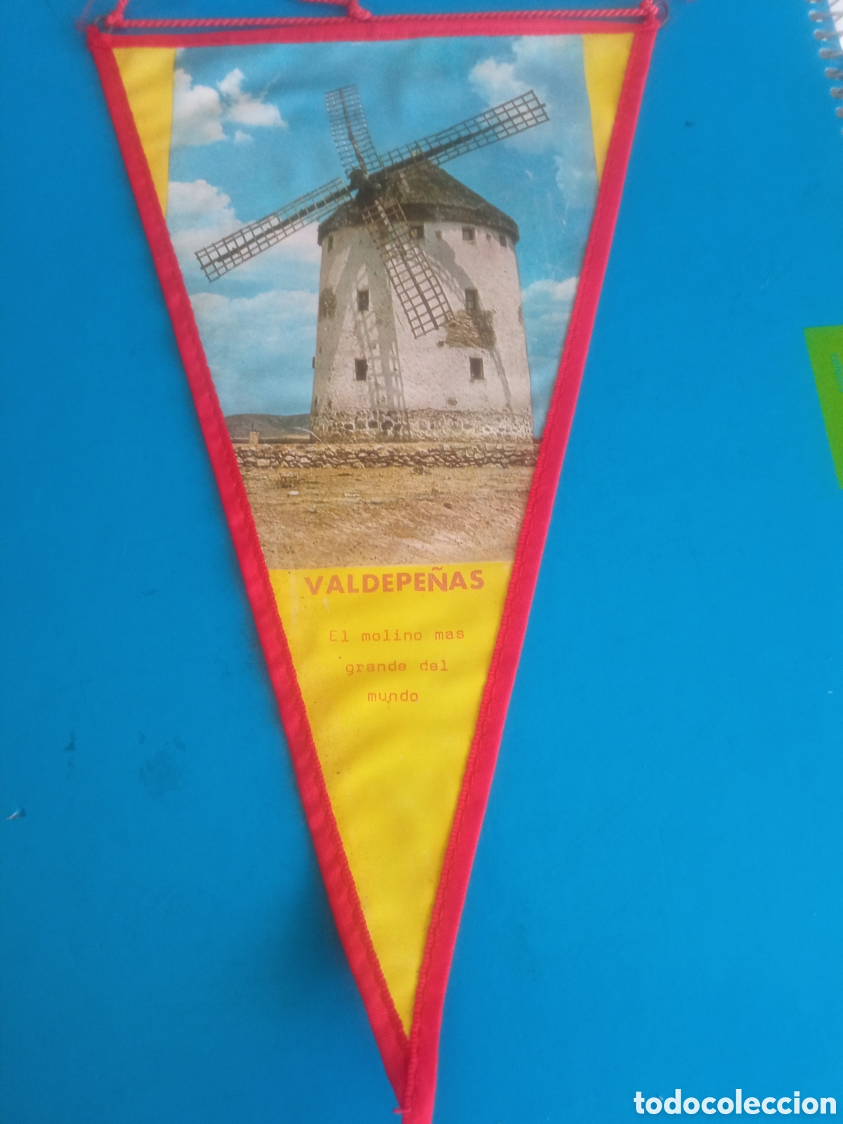 Banderines de colecci&oacute;n: Antiguo banderin, Valdepe&ntilde;as, El Molino m&aacute;s grande del mundo, 25 cm de altura
