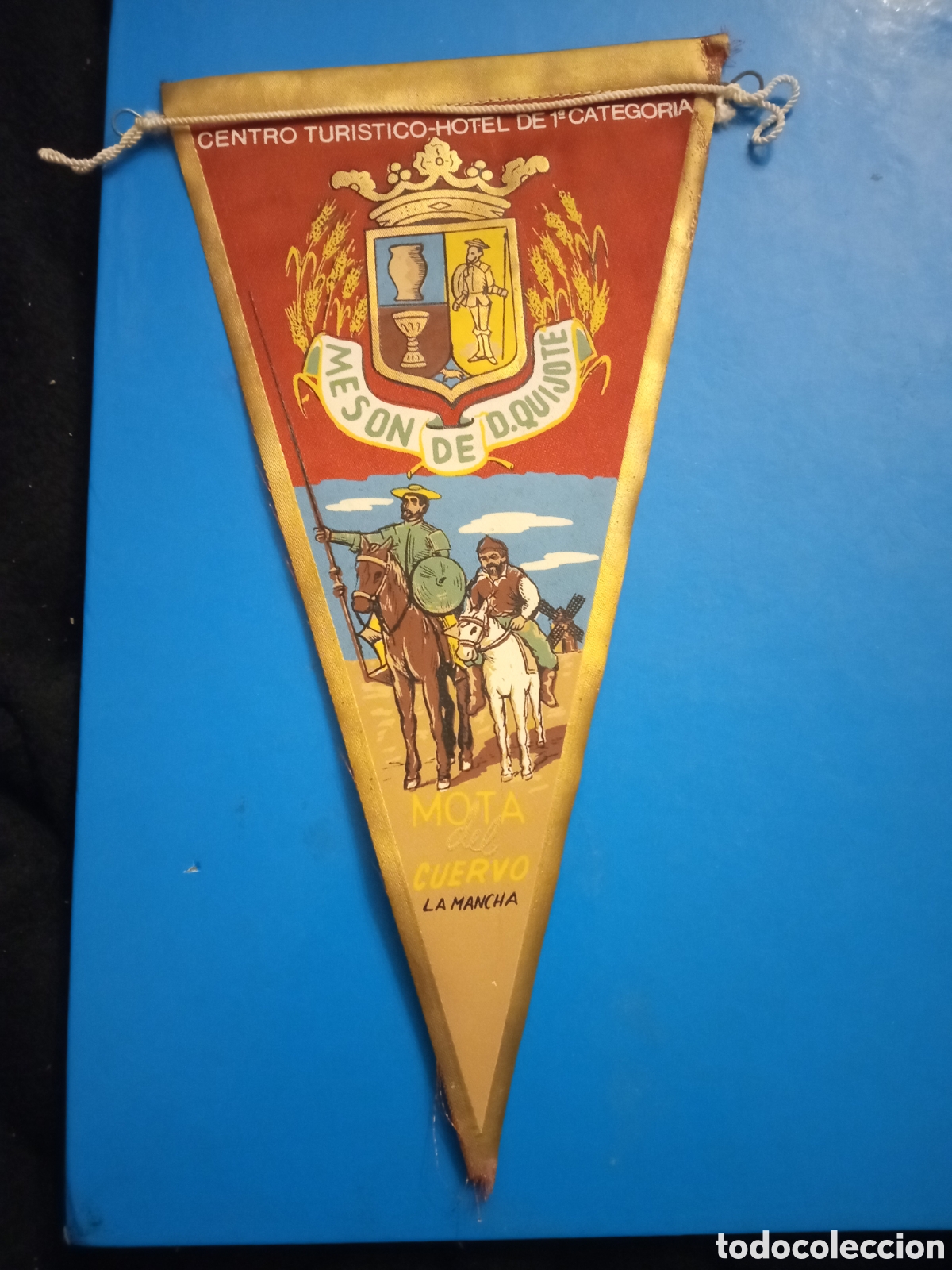 Banderines de colecci&oacute;n: Antiguo banderin, Mes&oacute;n de D. Quijote, Mota del Cuervo, mide 25,5cm de altura