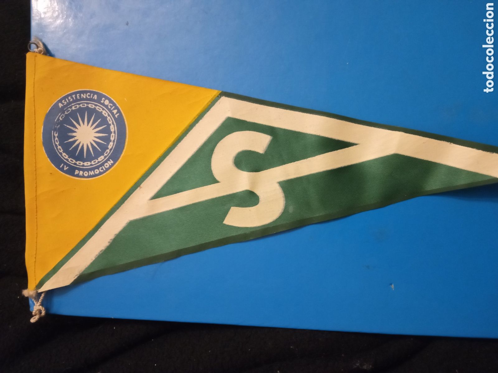 Banderines de colecci&oacute;n: Antiguo banderin, Asistencia Social IV Promoci&oacute;n, mide 31 cm de altura
