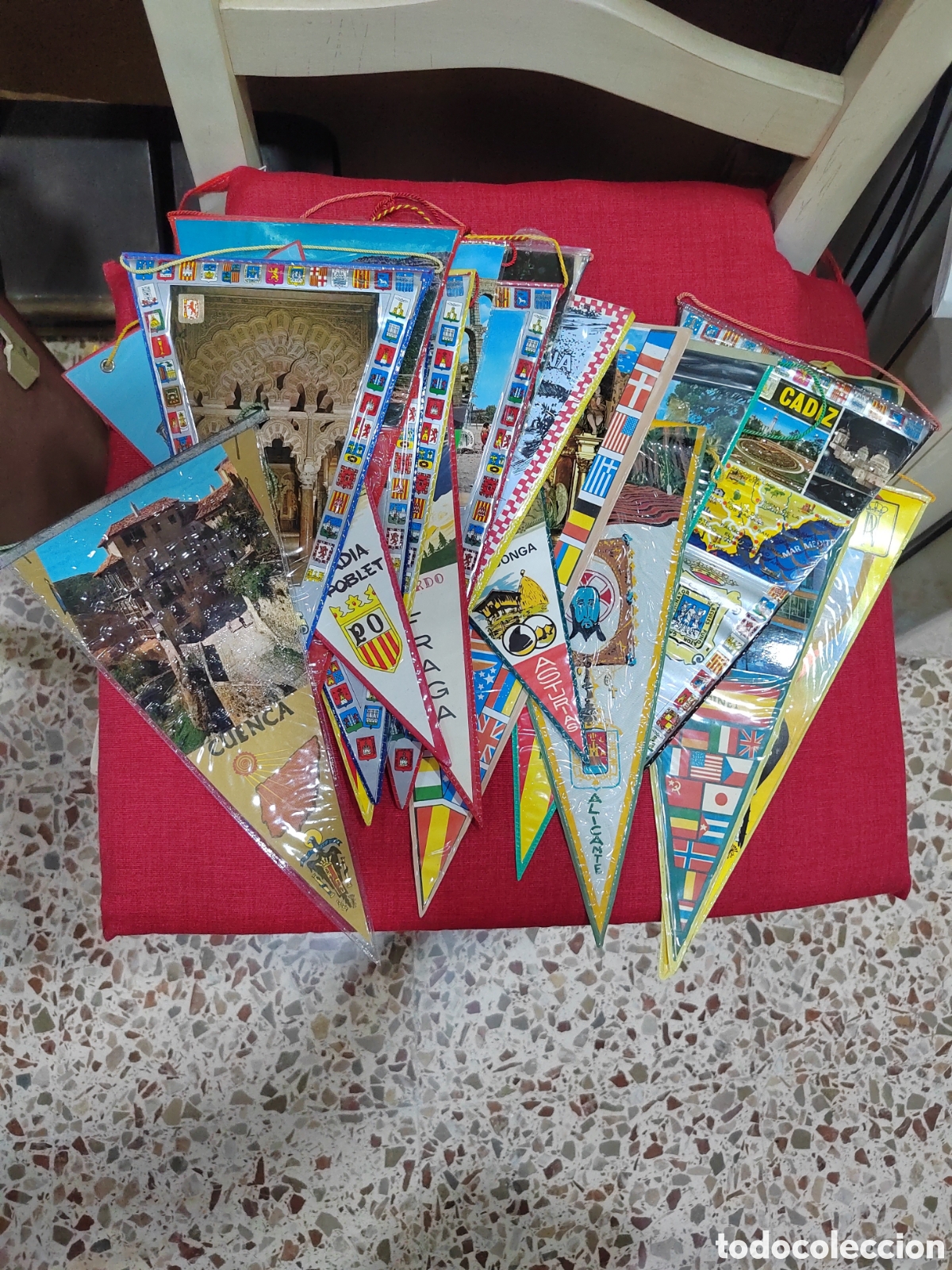 Banderines de colecci&oacute;n: Lote de 20 banderines a&ntilde;os 80 70