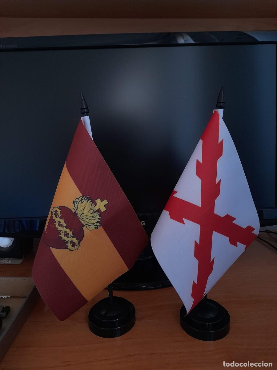 Banderines de colecci&oacute;n: Lote 2 banderas Espa&ntilde;a sobremesa Tercios y Sagrado Coraz&oacute;n