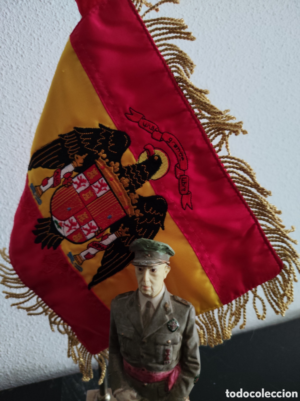 Banderines de colecci&oacute;n: Bandera de Espa&ntilde;a bordada &aacute;guila de San Juan con figura de Francisco Franco